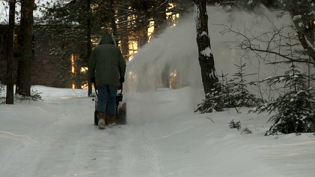 Snowblowing车道视频素材