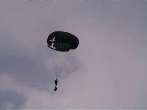 伞兵从飞机上下来视频素材