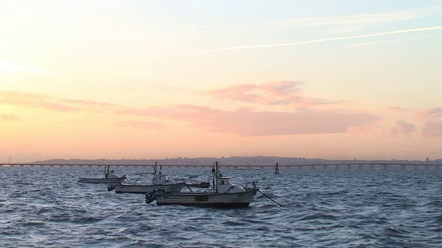 波涛汹涌的海面上的渔船视频素材