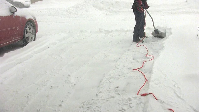 站在雪地上的人视频素材