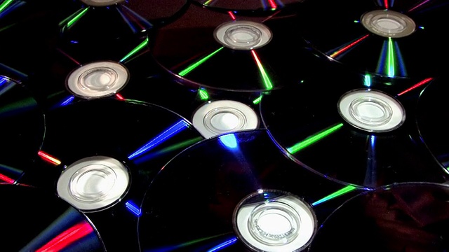 旋转CD/DVD光盘-宽视频素材画面1