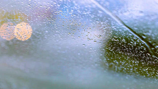 雨点和散焦的车灯视频素材