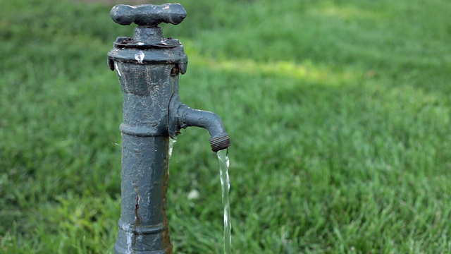 水从旧水龙头里倾泻而出视频素材