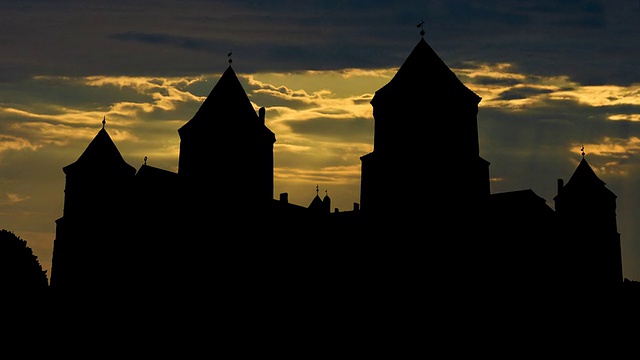 白俄罗斯米尔。阴天日落的米尔斯基城堡视频下载