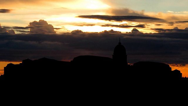 布达佩斯城堡山与暴风雨的橙色日落视频下载