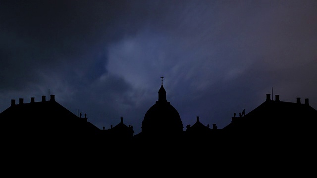 丹麦哥本哈根的阿玛利安堡宫和夜晚的暴风雨视频素材