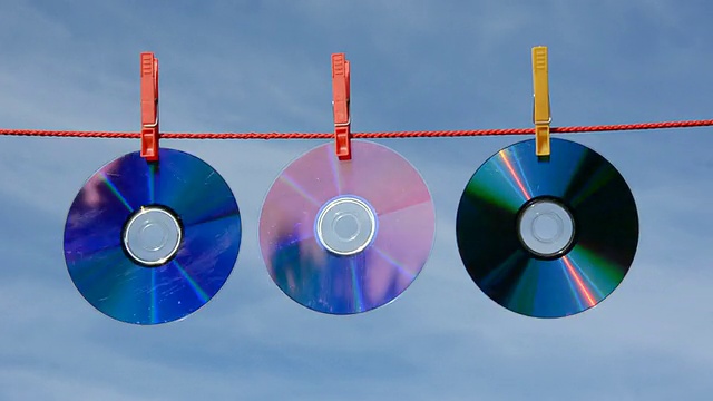 三张DVD和CD盘串在一起视频素材画面1
