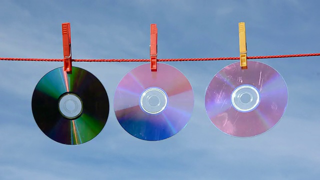 三张DVD和CD盘串在一起视频素材画面2