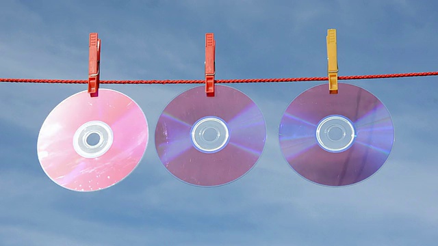 三张DVD和CD盘串在一起视频素材画面3