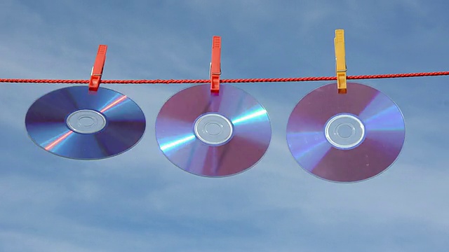 三张DVD和CD盘串在一起视频素材画面4