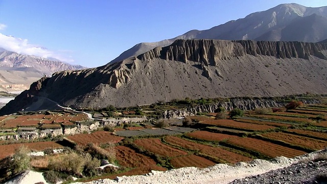 尼泊尔喜马拉雅山Annapurna地区的潘环山和村庄。视频素材