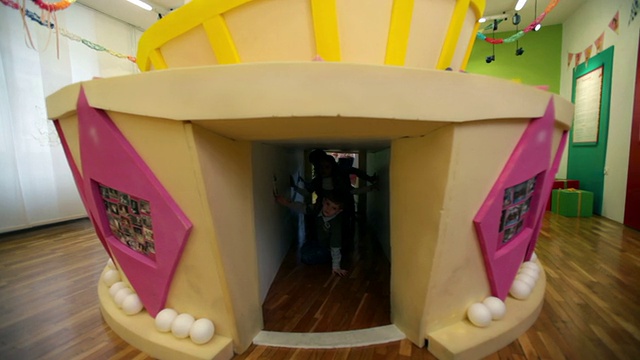 一群幼儿园的孩子围着蛋糕走视频素材画面1