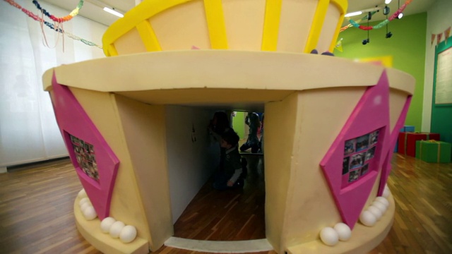 一群幼儿园的孩子围着蛋糕走视频素材画面3