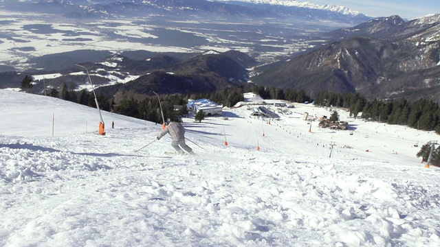 慢动作:乡村滑雪与山景视频素材