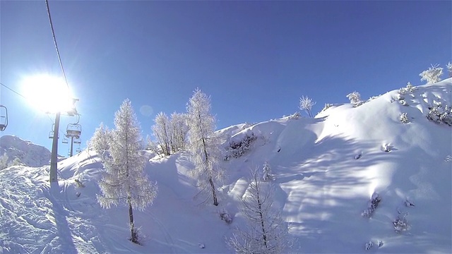 在阳光明媚的日子乘坐滑雪缆车视频素材