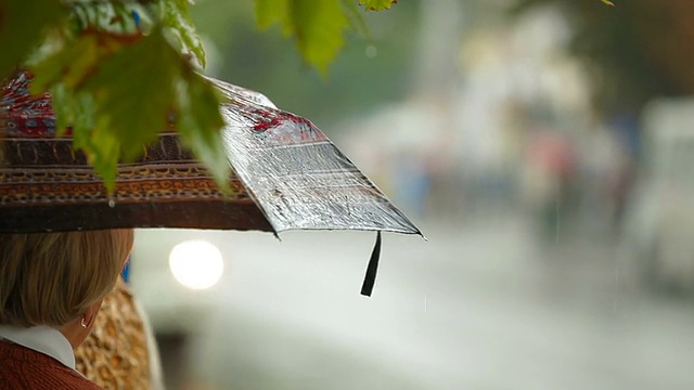 雨天在公共汽车站视频素材