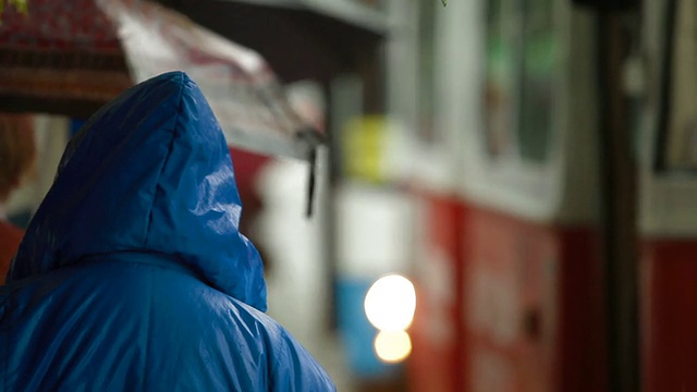 人们在下雨的公共汽车站视频素材