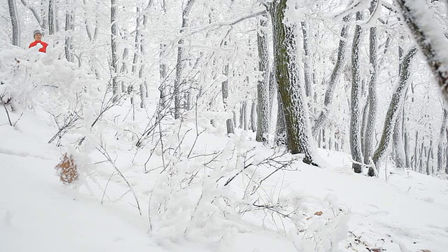 冬天在雪道上跑步的女人视频素材