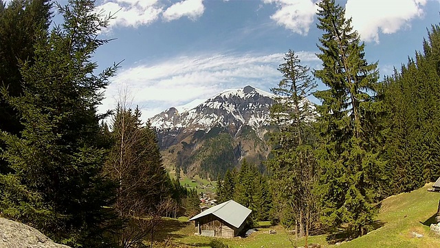 位于阿尔卑斯山山脉的私人住宅视频素材