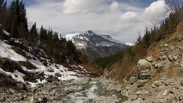 阿尔卑斯山脉的山脉河流视频素材