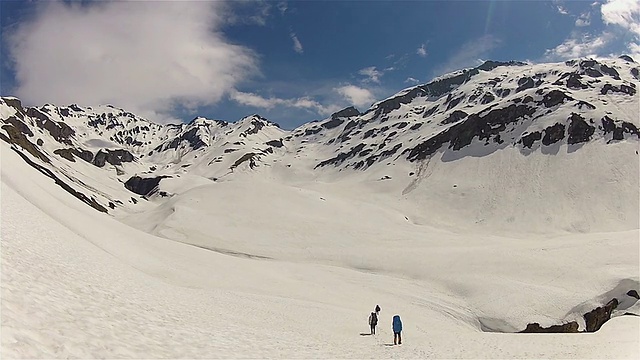 三个游客在雪山里旅游视频素材