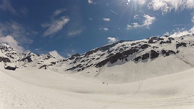 三个游客在雪山里旅游视频素材