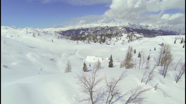 镜头:阿尔卑斯滑雪胜地刚下过雪视频素材