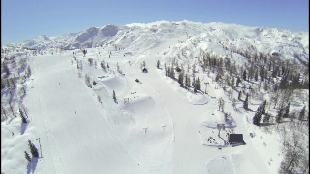 在滑雪胜地的滑雪者视频素材