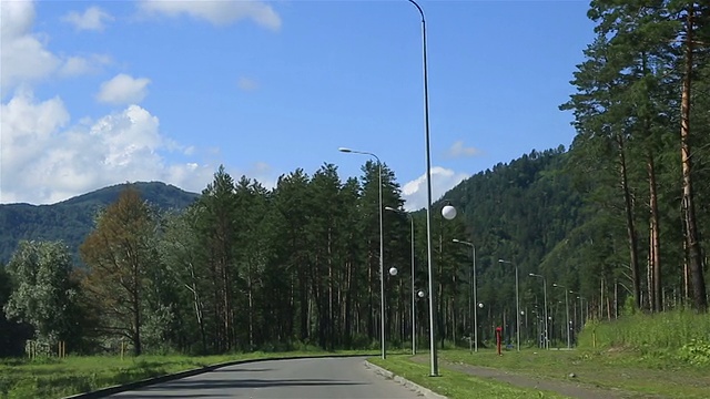 在旅游“Biryuzovaya Katun”的经济特区旅行。视频素材画面4