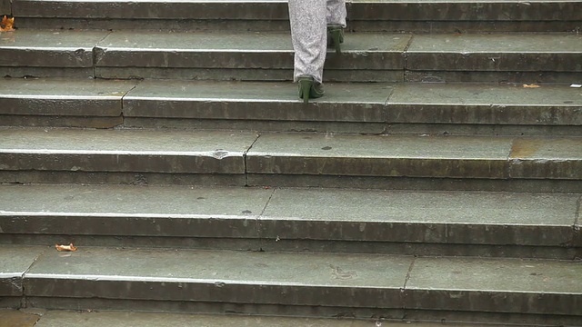 在雨中打着伞的女人视频素材