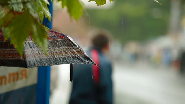 下着雨的行人在城市街道上视频素材