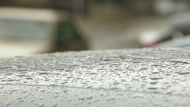 雨水落在车顶上视频素材