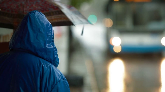 人们在雨中等公交车站视频素材