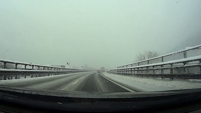 大雪下在乡间小路上视频素材