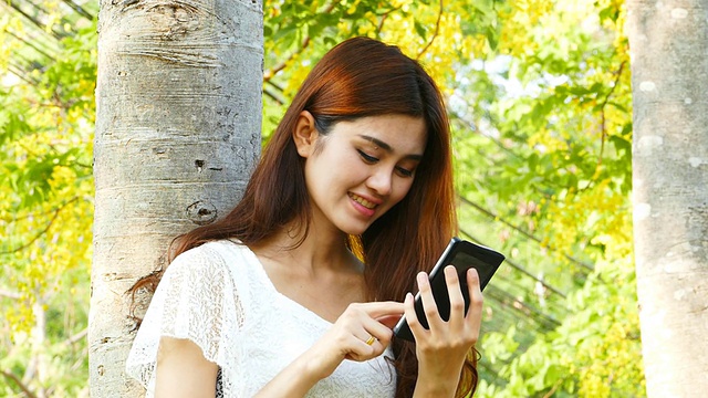 年轻女子使用手机。视频素材