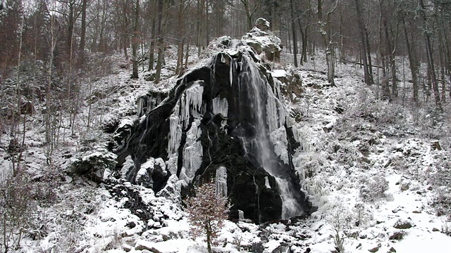 瀑布Radaufall在冬天视频素材