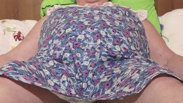 躺在床上呼吸短促的肥胖妇女视频素材画面2