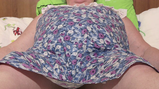 躺在床上呼吸短促的肥胖妇女视频素材画面4