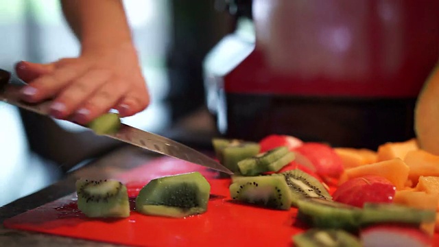 切水果，调配果汁——健康的食物和饮料视频下载