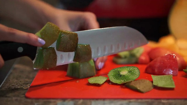 切水果，调配果汁——健康的食物和饮料视频素材