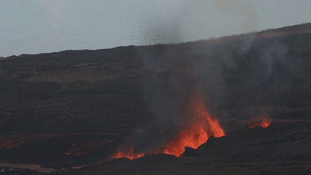 火山爆发，2015年7月31日视频下载