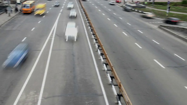 全景式时光流逝过桥的城市交通车辆，白天视频素材画面4