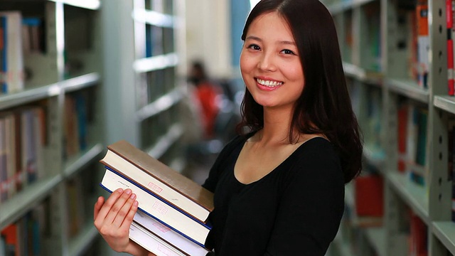 女大学生在图书馆微笑的视频视频素材