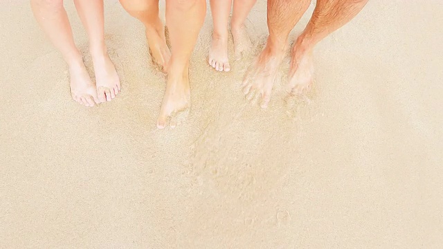 海浪冲刷着脚视频素材画面3