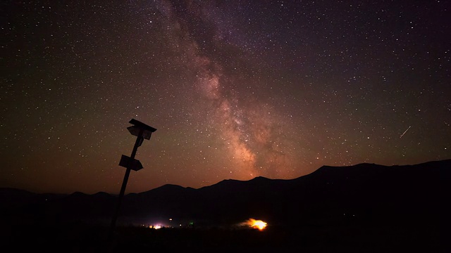 银河系山脉之上的星系。时间流逝视频素材