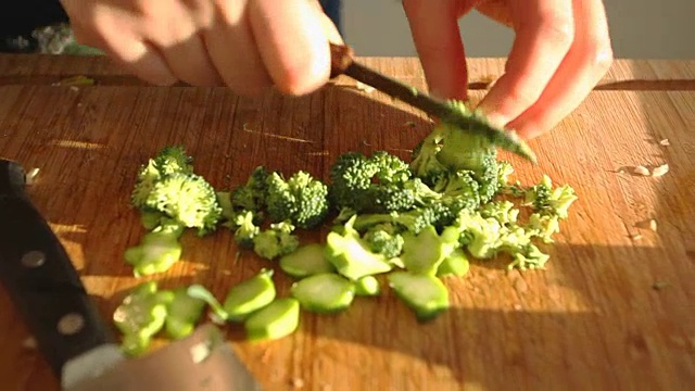 女性手切蔬菜视频素材画面4