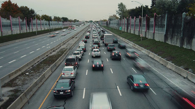 早晨高速公路上堵车的汽车(时间间隔)视频素材