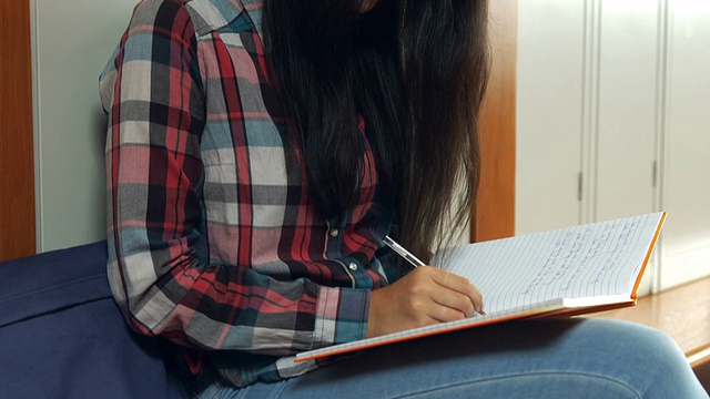 学生在写学校日记视频素材