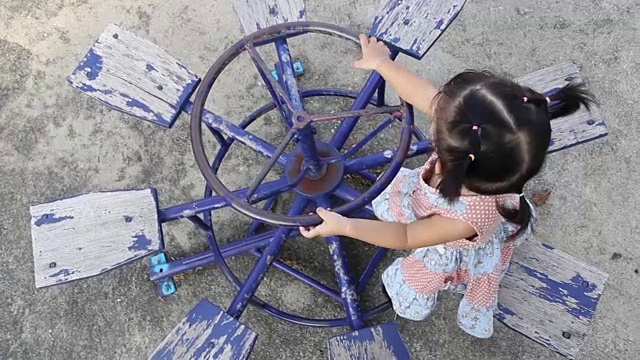 一个亚洲小女孩在操场上，泰国曼谷视频素材