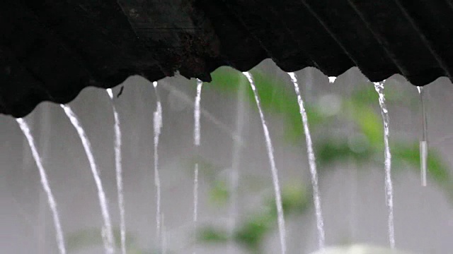 雨水落在铝屋顶上视频下载